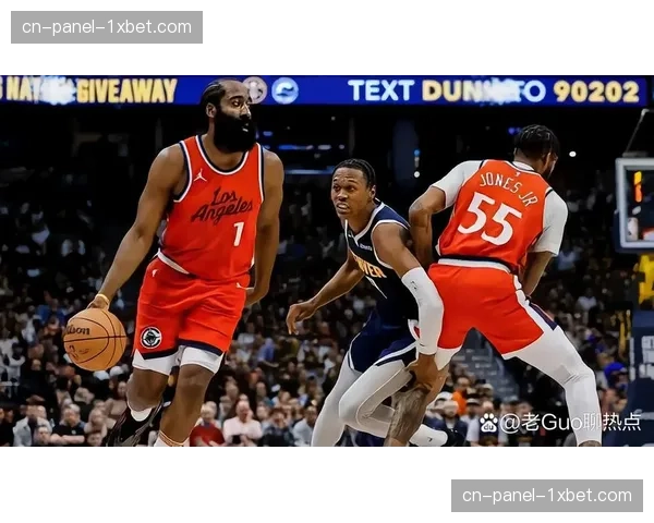 NBA官方社交媒体在季后赛席位关键战期间，首次尝试付费订阅的深度数据直播流